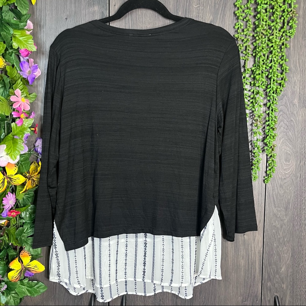 💙2/$40💙Status by Chenault Printed Tiered Blouse Size Medium - Picture 13 of 16